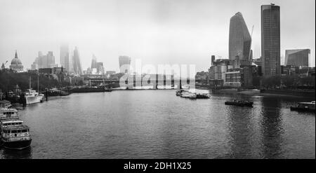 Ein Panoramablick auf London und die Stadt an einem nebligen und nebligen Morgen Stockfoto