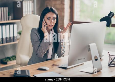 Foto von verrückten traurig aufgeregt unglücklich gestresst Geschäftsfrau reden Am Telefon über Probleme bei der Arbeit Stockfoto