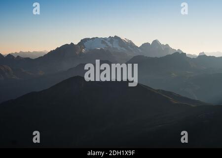 Marmolada Berg, höchster Gipfel der Dolomiten von Lagazuoi aus gesehen, an einem klaren Sommertag, Italien, Europa Stockfoto