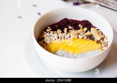 Frühstück Beeren Smoothie Schüssel mit Heidelbeere, Mandel, Banane und Chia-Samen gekrönt. Stockfoto