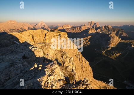 Wunderschöne Aussicht auf Felsen und Schatten bei Sonnenuntergang in den Dolomiten. Wunderschöne atemberaubende Berge in der goldenen Stunde. Italien, Europa Stockfoto