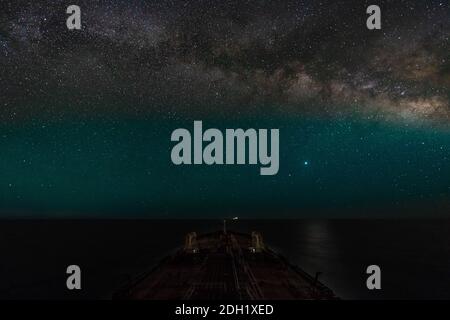 Milkyway Galaxie über dem Nachthimmel in der Mitte des atlantischen Ozeans. Stockfoto