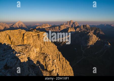 Wunderschöne Aussicht auf Felsen und Schatten bei Sonnenuntergang in den Dolomiten. Wunderschöne atemberaubende Berge in der goldenen Stunde. Italien, Europa Stockfoto