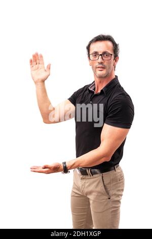 Ein Geschäftsmann weist auf etwas Interessantes auf weißem Hintergrund hin. Für Werbung oder Entwicklung. Stockfoto