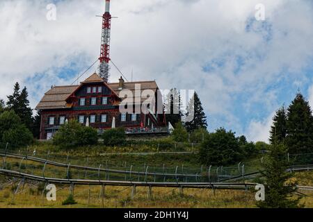 Niedriger Engelsblick auf die Berghütte 'Stubenberghaus' auf dem Schockl Berg in Österreich Stockfoto