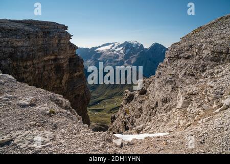 Wunderschöne Aussicht auf die Alpen vom Pordoi-Pass und der Piz Boe-Wanderung in den Dolomiten, Italien, Europa Stockfoto