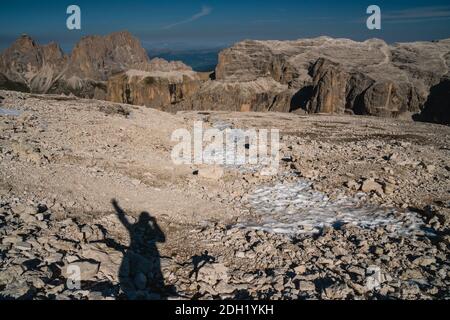 Wunderschöne Aussicht auf die Alpen vom Pordoi-Pass und der Piz Boe-Wanderung in den Dolomiten, Italien, Europa Stockfoto