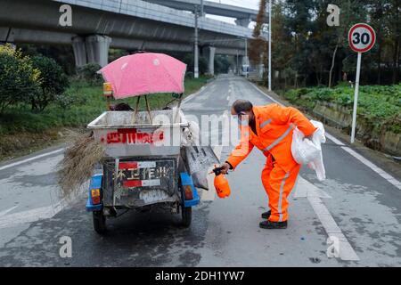 Chengdu, Chinas Provinz Sichuan. Dezember 2020. Ein Arbeiter reinigt einen Müllwagen im Dorf Taiping im Bezirk Pidu in Chengdu, südwestlich der Provinz Sichuan, 9. Dezember 2020. Quelle: Shen Bohan/Xinhua/Alamy Live News Stockfoto