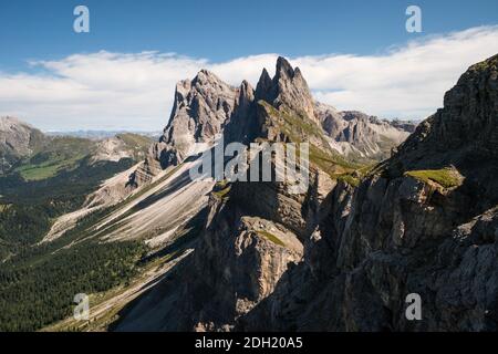 Blick auf die Gipfel des Naturparks Geisler Puez von Seceda, herrliche Bergkulisse in den Alpen, Dolomiten, Italien, Europa Stockfoto