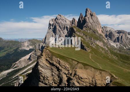 Blick auf die Gipfel des Naturparks Geisler Puez von Seceda, herrliche Bergkulisse in den Alpen, Dolomiten, Italien, Europa Stockfoto