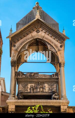 Eine schöne Aufnahme des Grabes von Guglielmo da Castelbarco In der Kirche der Heiligen Anastasia Verona in Italien Stockfoto