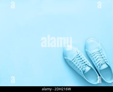 Blaue Sneaker auf blauem Hintergrund, Kopierraum Stockfoto