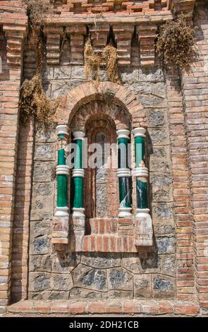 Ein niedriger Winkel Ansicht einer Mudejar-Stil Architektur auf der ovalen Treppe in Teruel, Spanien Stockfoto