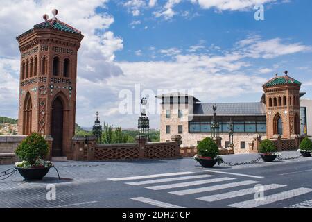 Ein kleiner Turm mit mudejarischem Architekturtor an der Spitze der ovalen Treppe in Teruel, Spanien Stockfoto