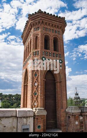 Ein kleiner Turm mit mudejarischem Architekturtor an der Spitze der ovalen Treppe in Teruel, Spanien Stockfoto