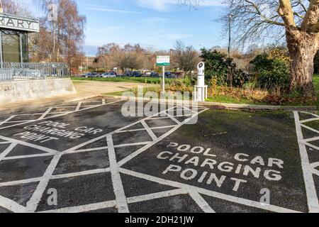 Wiltshire County Council Pool Auto Ladestation Parkplätze. BP PULSE EV-Ladeletz, Trowbridge, Wiltshire, England, Großbritannien Stockfoto