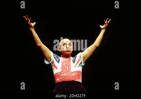 Steven Berkoff in DOG Teil der EIN-MANN-Trilogie von Theaterstücken geschrieben, Regie und aufgeführt von Steven Berkoff Garrick Theater, London WC2 15/11/1993 Stockfoto