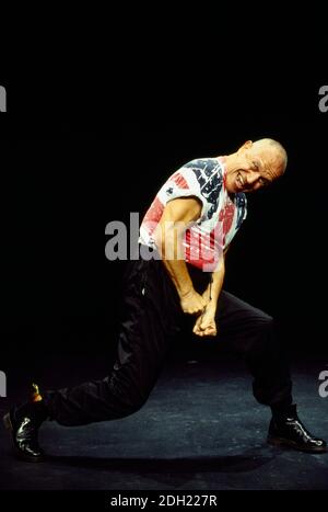 Steven Berkoff in DOG Teil der EIN-MANN-Trilogie von Theaterstücken geschrieben, Regie und aufgeführt von Steven Berkoff Garrick Theater, London WC2 15/11/1993 Stockfoto