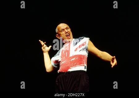 Steven Berkoff in DOG Teil der EIN-MANN-Trilogie von Theaterstücken geschrieben, Regie und aufgeführt von Steven Berkoff Garrick Theater, London WC2 15/11/1993 Stockfoto