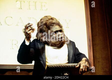 Henry Goodman in EINEM BERICHT AN AN ACADEMY von Franz Kafka am Royal Court Theatre, London SW1 13/11/1993 adaptiert und inszeniert von Henry Goodman Design: Johan Engels Beleuchtung: Matthew O’Conno Stockfoto