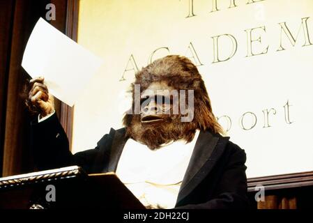 Henry Goodman in EINEM BERICHT AN AN ACADEMY von Franz Kafka am Royal Court Theatre, London SW1 13/11/1993 adaptiert und inszeniert von Henry Goodman Design: Johan Engels Beleuchtung: Matthew O’Connor Stockfoto