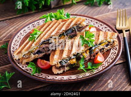 Gegrillte Club Sandwich Panini mit Brot, Tomaten, Käse und Senf. Leckeres Frühstück oder Snack. Stockfoto