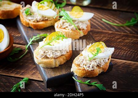 Geröstetes Brot mit gesalzener Mousse auf Holzschneidebrett. Die Makrele kleben auf die Toasts aus dem gebratenen Brot auf. Skandinavische Küche Stockfoto