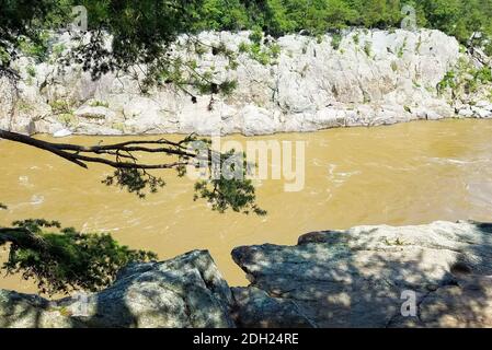 Der Potomac-Fluss, der durch heftige Regenfälle geschwollen ist, entlang der Felsklippen der Great Falls in Virginia, USA Stockfoto