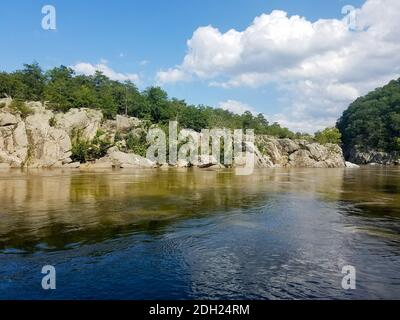 Der Potomac-Fluss, der durch heftige Regenfälle geschwollen ist, entlang der Felsklippen der Great Falls in Virginia, USA Stockfoto