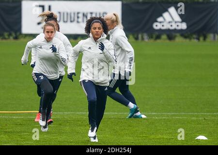 Turin, Italien. Dezember 2020. Sara Gama von Juventus während der Trainingseinheit am Vorabend des UEFA Women's Champions League-Spiels Juventus Women gegen Olympique Lyonnais am 8. Dezember 2020 im Juventus Training Center in Turin, Italien. (Foto von Alberto Gandolfo/Pacific Press/Sipa USA) Quelle: SIPA USA/Alamy Live News Stockfoto