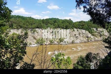 Der Potomac-Fluss, der durch heftige Regenfälle geschwollen ist, entlang der Felsklippen der Great Falls in Virginia, USA Stockfoto