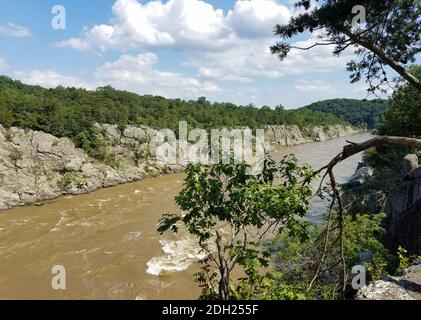Der Potomac-Fluss, der durch heftige Regenfälle geschwollen ist, entlang der Felsklippen der Great Falls in Virginia, USA Stockfoto