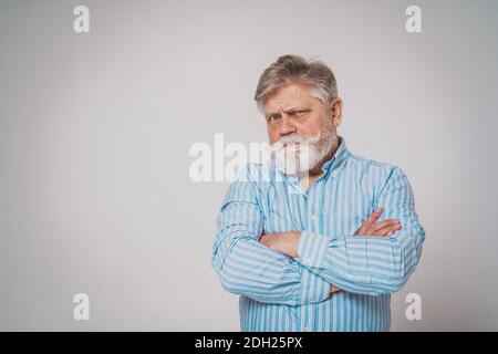 Lustige ältere Mann posiert in einem Fotoshooting. Happy Hipster macht lustige Ausdrücke. Konzept über Menschen und Lifestyle. Stockfoto