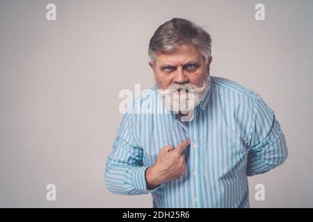 Lustige ältere Mann posiert in einem Fotoshooting. Happy Hipster macht lustige Ausdrücke. Konzept über Menschen und Lifestyle. Stockfoto