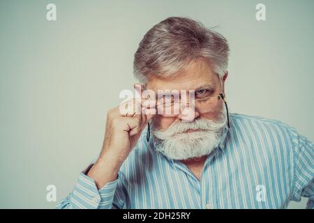 Lustige ältere Mann posiert in einem Fotoshooting. Happy Hipster macht lustige Ausdrücke. Konzept über Menschen und Lifestyle. Stockfoto