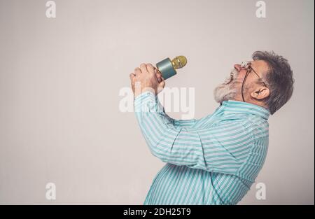 Lustige ältere Mann posiert in einem Fotoshooting. Happy Hipster macht lustige Ausdrücke. Konzept über Menschen und Lifestyle. Stockfoto