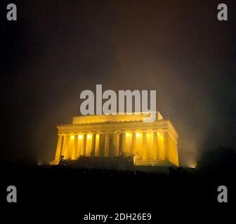 WASHINGTON, DC - 4. JULI 2018: Menschenmenge vor dem Lincoln Memorial während der Independence Day Feuerwerk-Ausstellung in der National Mall. Stockfoto