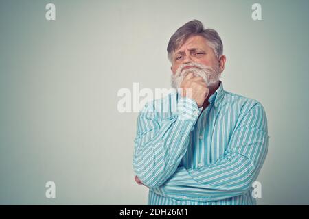 Lustige ältere Mann posiert in einem Fotoshooting. Happy Hipster macht lustige Ausdrücke. Konzept über Menschen und Lifestyle. Stockfoto