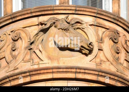 London, England, Großbritannien. Detail von der Fassade des Nag's Head Pubs in der Floral Street, Covent Garden. Stockfoto