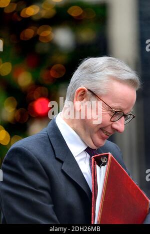 Michael Gove MP (Con: Surrey Heath - Minister für das Kabinettbüro) verlässt eine Kabinettssitzung in Downing Street, 8. Dezember 2020 Stockfoto