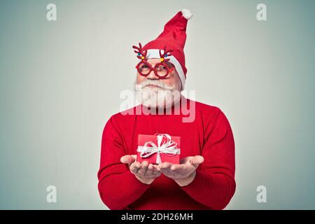 Lustige ältere Mann posiert als weihnachtsmann in einem Fotoshooting. Happy Hipster macht lustige Ausdrücke. Konzept über Menschen und weihnachten Stockfoto