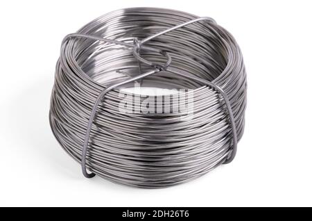 Rolle aus Eisendraht, Nahaufnahme auf weißem Hintergrund Stockfoto