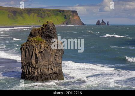 Arnardrangur / Adlerfelsen, Basaltmeer-Stack am Schwarzen Sandstrand Reynisfjara bei Vík í Mýrdal im Sommer, Island Stockfoto