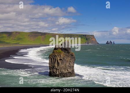 Arnardrangur / Adlerfelsen, Basaltmeer-Stack am Schwarzen Sandstrand Reynisfjara bei Vík í Mýrdal im Sommer, Island Stockfoto