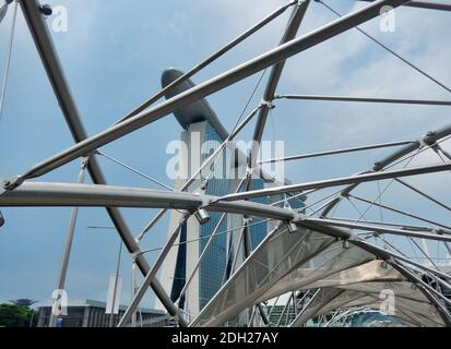 SINGAPUR, SINGAPUR - 6. Mai 2017: Marina Bay Sands Luxus-Komplex von der legendären DNA Helix Bridge aus gesehen. Stockfoto