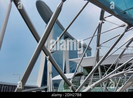 SINGAPUR, SINGAPUR - 6. Mai 2017: Marina Bay Sands Luxus-Komplex von der legendären DNA Helix Bridge aus gesehen. Stockfoto