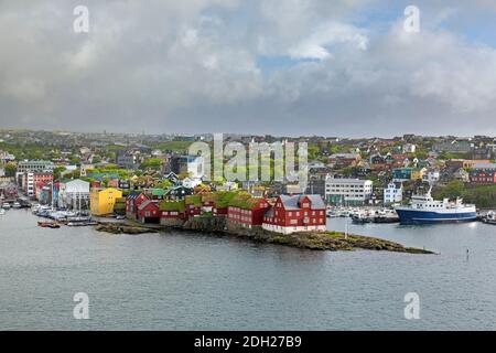 Blick über Tinganes mit Regierungsgebäuden in der Hauptstadt Stadt Torshavn der Färöer Inseln / Färöer Inseln auf Die Insel Streymoy Stockfoto