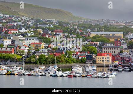 Blick über den Hafen / Yachthafen von Torshavn, Hauptstadt und größte Stadt der Färöer-Inseln / Färöer-Inseln auf der Insel Streymoy Stockfoto