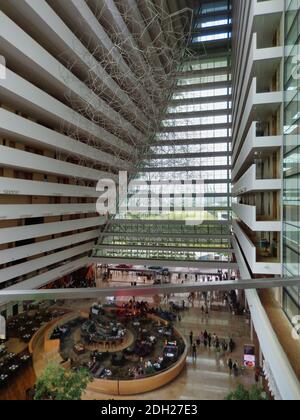 SINGAPUR - 7. Mai 2017: Ikonisches Interieur des Luxushotels Marina Bay Sands. Stockfoto