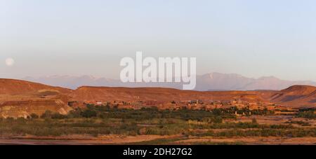 AIT Ben Haddou am Horizont das Atlasgebirge mit Vollmond im Süden Marokkos, Afrika. Stockfoto